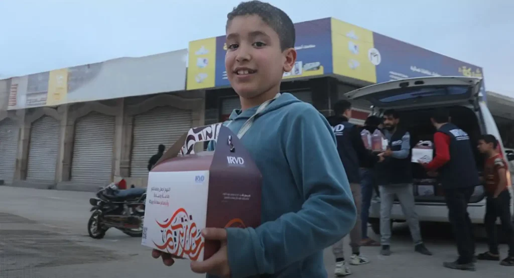 توزيع وجبات الإفطار الرمضانية على المسافرين في الطرقات شمال سوريا